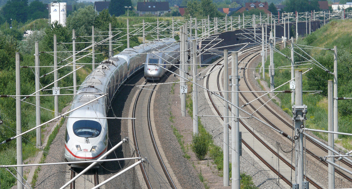 ICE und TGV begegnen sich auf der Rheintalbahn (Bild: Deutsche Bahn AG/ Robert Mosbacher)