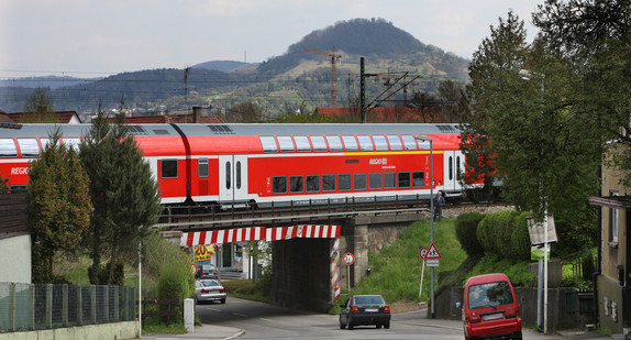 Zug überquert Brücke in Reutlingen, im Hintergrund ist die Achalm zu sehen (Bild: Manfred Grohe)