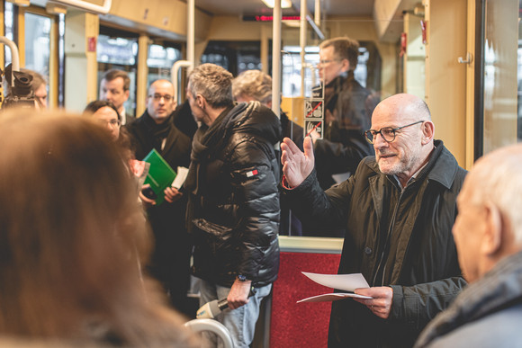 Minister Hermann hält Rede in Bahn vor Journalisten