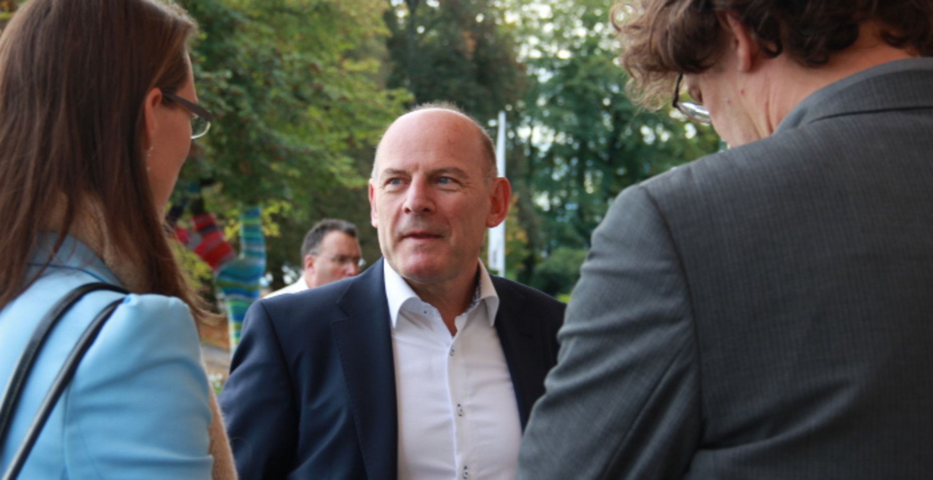 Minister Winfried Hermann im Gespräch mit Bettina Gräfin Bernadotte