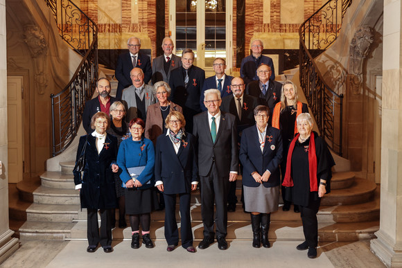 Tag des Ehrenamts Kretschmann würdigt besonderes ehrenamtliches Engagement Gruppenbild mit Ministerpräsident Winfried Kretschmann (M.) und den Ordensträgerinnen und –trägern