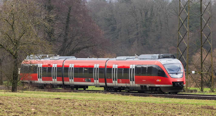 Ein Zug auf der Strecke der Hochrheinbahn.