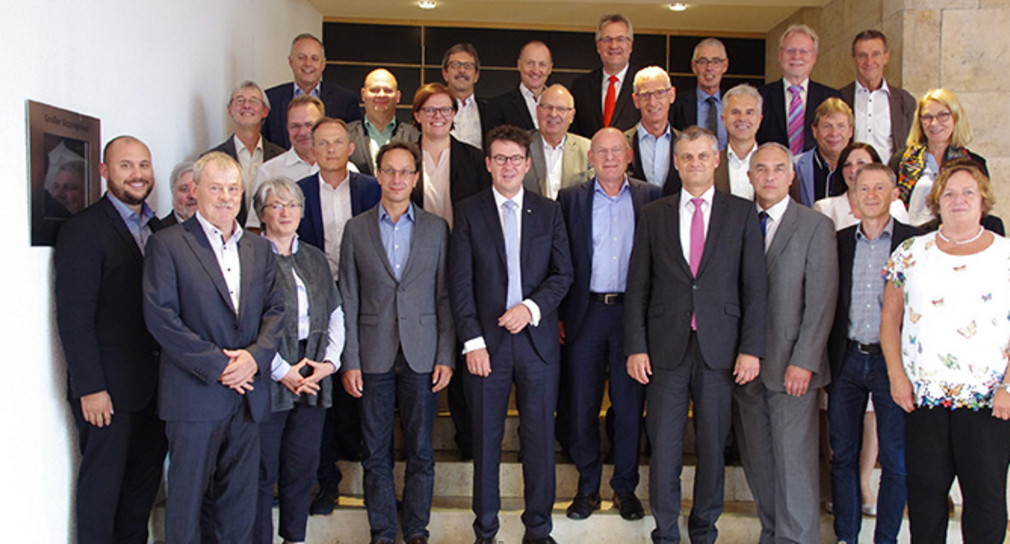 Gruppenbild mit Verkehrsminister Hermann, Vertretern der 22 Verkehrsverbünde und der BW-Tarif GmbH. (Bilderquelle: © BW-Tarif GmbH)