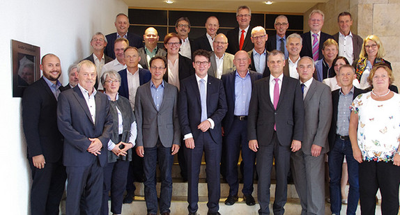 Gruppenbild mit Verkehrsminister Hermann, Vertretern der 22 Verkehrsverbünde und der BW-Tarif GmbH. (Bilderquelle: © BW-Tarif GmbH)