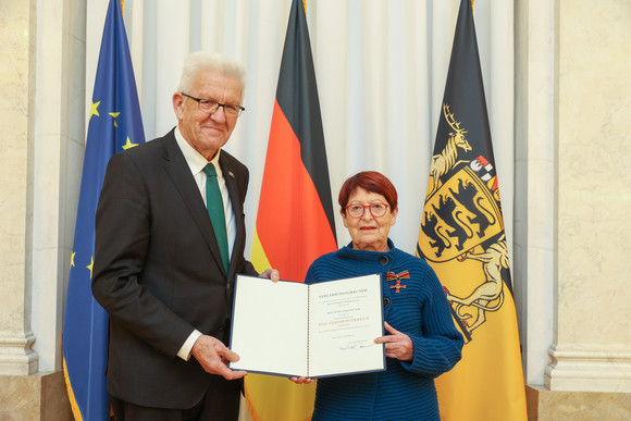 Tag des Ehrenamts Kretschmann würdigt besonderes ehrenamtliches Engagement Ministerpräsident Winfried Kretschmann (l.) und Heide-Maria Heusch (r.)