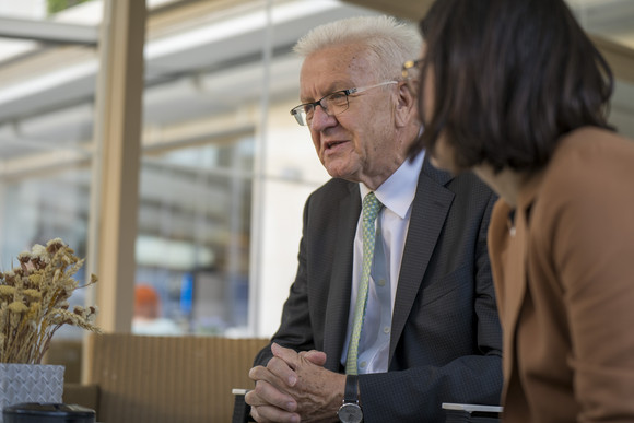 Europa Kretschmann auf Delegationsreise in Spanien Ministerpräsident Winfried Kretschmann im Gespräch während des Besuchs in Sevilla im Rahmen der dreitägigen Delegationsreise nach Spanien.