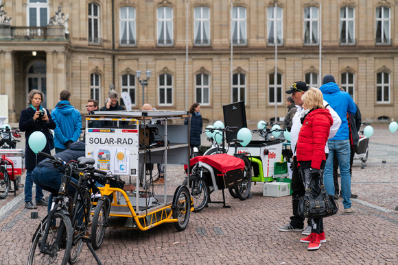 Elektromobilität Größte E-Lastenrad-Flotte 2018 in Stuttgart versammelt Größte E-Lastenrad-Flotte 2018 in Stuttgart versammelt. Bilderquelle: Ministerium für Verkehr BW, Daniel Mühlebach