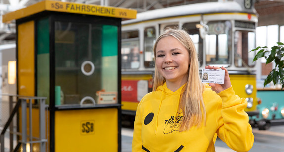 Junge Frau mit KVV-JugendticketBW