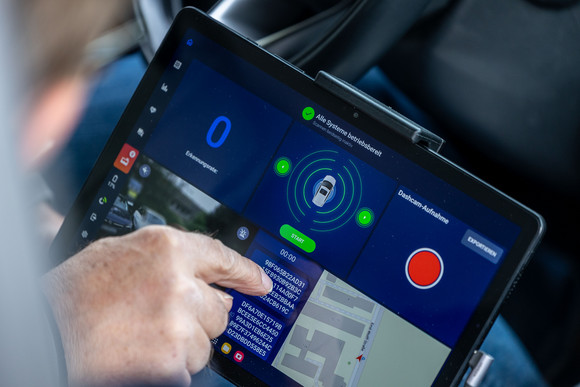 Digitale Parkraumkontrolle Bundesweite Premiere: Digitale Parkraumkontrolle mit Scan-Fahrzeug Versuchsprojekt Digitale Parkkontrolle