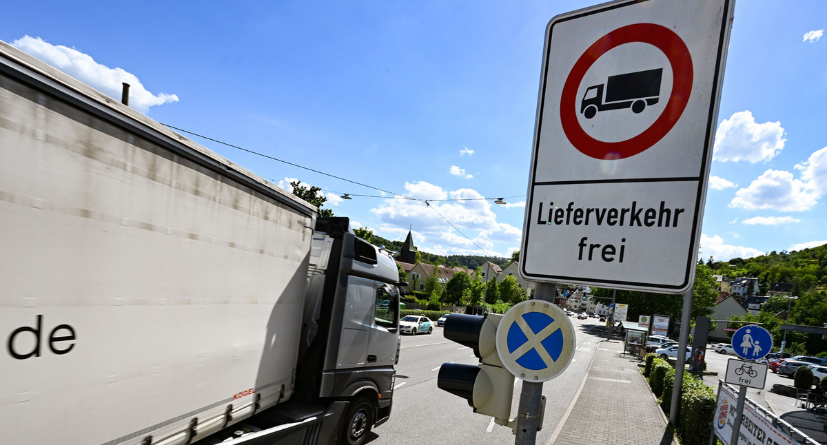 Schild an einer Straße zeigt Lastwagen in einem rotem Kreis. Es weist darauf hin, dass nur der Lieferverkehr weiterfahren darf.