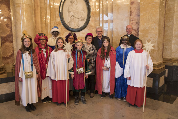 Tradition Kretschmann empfängt Sternsingergruppen Ministerpräsident Winfried Kretschmann und seine Frau Gerlinde (M.) mit den Sternsingern von der Seelsorgeeinheit Krebsbach (Orsingen-Nenzingen)
