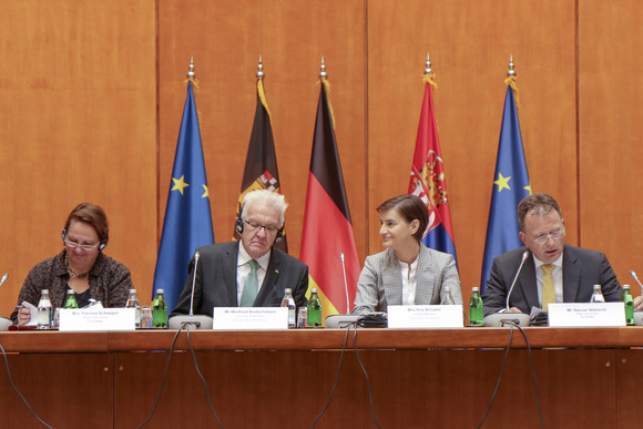 Delegationsreise Kretschmann besucht Südosteuropa v.l.n.r.: Staatssekretärin Theresa Schopper, Ministerpräsident Winfried Kretschmann, die serbische Ministerpräsidentin Ana Brnabić und Staatssekretär Stevan Nikčević bei der Sitzung der Gemischten Regierungskommission Baden-Württemberg/Serbien am 17. April 2018 in Belgrad