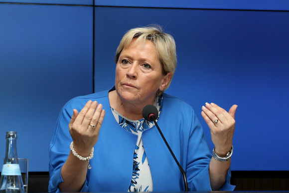 Pressekonferenz Ethikunterricht künftig ab Klasse 5 Kultusministerin Susanne Eisenmann
