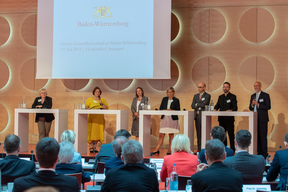 Gesundheit Forum Gesundheitsstandort Baden-Württemberg Fachpodium mit Wissenschaftsministerin Theresia Bauer (l.), Staatssekretärin Theresa Schopper (2.v.l.) und Vertreterinnen und Vertretern aus Wissenschaft, Gesundheitswirtschaft und dem Versorgungssektor