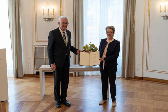 Landesregierung Barbara Bosch ist neue Staatsrätin Ministerpräsident Winfried Kretschmann übergibt die Ernennungsurkunde an die neue Staatsrätin für Zivilgesellschaft und Bürgerbeteiligung Barbara Bosch.