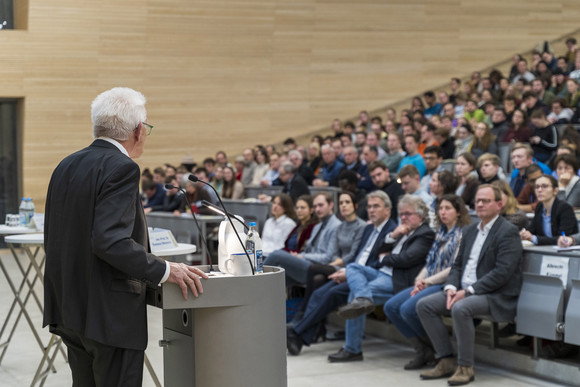 Landwirtschaft Sechster Hohenheimer Landwirtschaftsdialog Ministerpräsident Winfried Kretschmann bei seiner Rede vor dem Publikum
