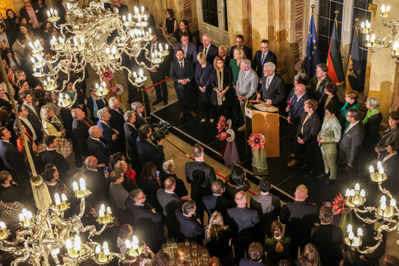 Empfang Neujahrsempfang der Landesregierung Ministerpräsident Winfried Kretschmann steht mit seiner Ehefrau Gerlinde und den Mitgliedern der Landesregierung zusammen und spricht zu den Gästen.