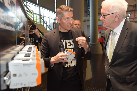 Wirtschaft Kretschmann besucht Hannover Messe Ministerpräsident Winfried Kretschmann (rechts) am Stand von KUNBUS