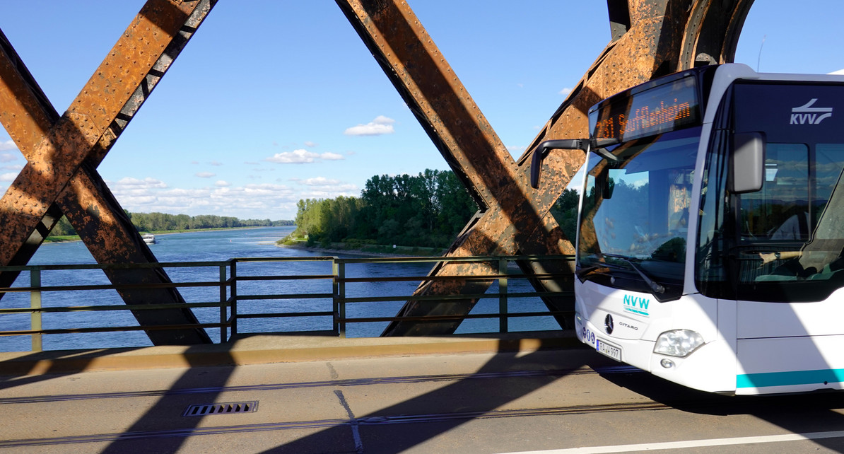 Ein Bus fährt auf einer Brücke über den Rhein. 