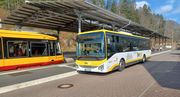 Regiobus mit bwegt-Design an einer Haltestelle