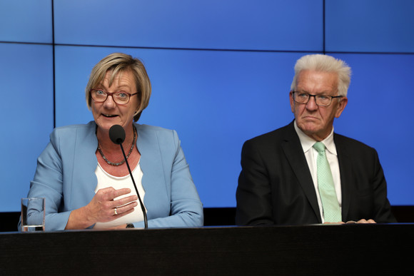 Ministerpräsident Winfried Kretschmann (r.) und Finanzministerin Edith Sitzmann (l.) bei der Regierungspressekonferenz (Bild: Staatsministerium Baden-Württemberg)