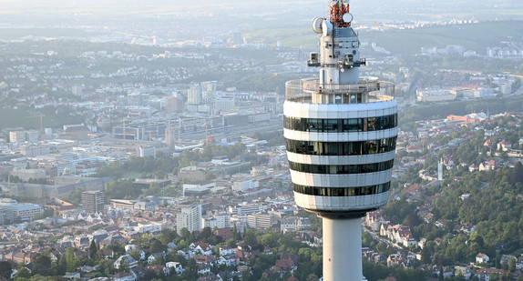 Stadtpanorma von Stuttgart mit dem Fernsehturm im Vordergrund.