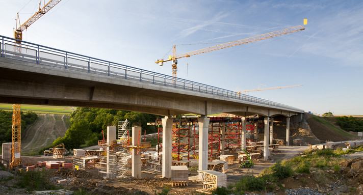 Bauarbeiten an einer Brücke (Bild: Fotolia.com/c-vom)