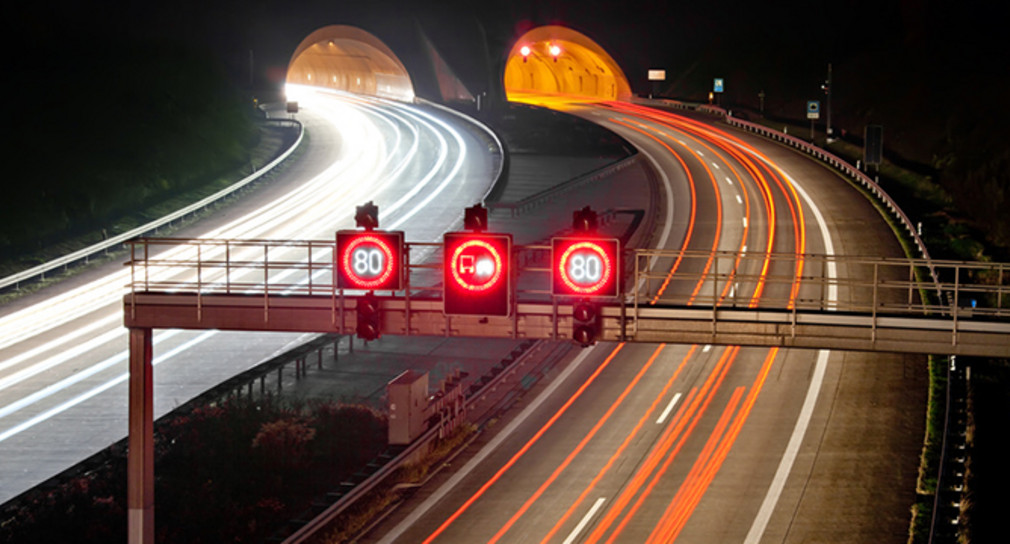 Tunneleinfahrt bei Nacht (Bild: Miredi/ Fotolia)