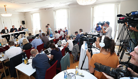 Regierung Gemeinsame Kabinettssitzung der Regierungen von Baden-Württemberg und Bayern Pressekonferenz mit Ministerpräsident Winfried Kretschmann und Ministerpräsident Dr. Markus Söder (Bild: Staatsministerium Baden-Württemberg)