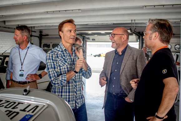 Elektromobilität e4 TESTIVAL auf dem Hockenheimring Alexander Nieland / e4 Qualification, Hannes Jaenicke / Dokumentarfilmer – Umweltaktivist – Schauspieler und Verkehrsminister Winfried Hermann MdL im Gespräch mit Johannes Boddien von Voltimer auf dem e4 TESTIVAL 2019 (Bilderquelle: Kira Chaparro_© emodrom)