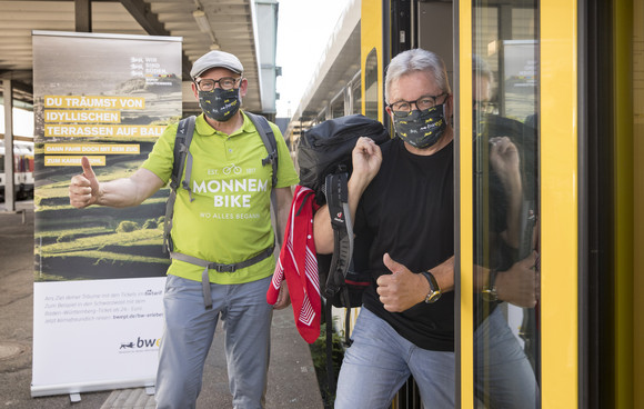 Winfried Hermann, Guido Wolf am Bahnsteig mit Masken in Freizeitkleidung