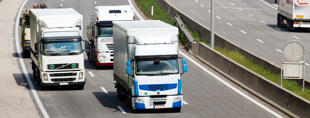 Auf einer Autobahn fahren Lastwagen und Autos nebeneinander (Bild: Fotolia.com/ Gina Sanders)