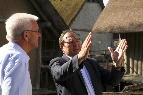 Sommertour Kretschmann wandert mit Bürgerinnen und Bürgern Ministerpräsident Winfried Kretschmann (l.) mit dem Direktor des Pfahlbaumuseums Unteruhldingen Prof. Dr. Gunter Schöbel.