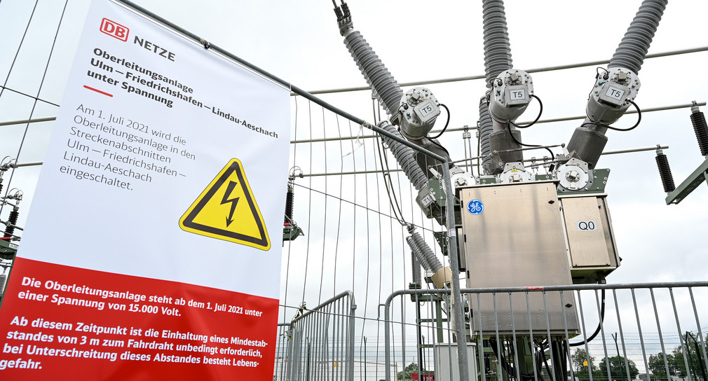 Großes Umspanntrafo steht im freien und ist eingezäunt.
