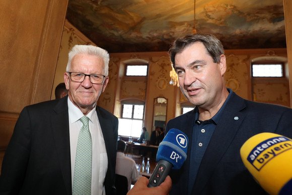 Regierung Gemeinsame Kabinettssitzung der Regierungen von Baden-Württemberg und Bayern Ministerpräsident Winfried Kretschmann (l.) und Ministerpräsident Dr. Markus Söder (r.) beim Interview (Bild: Staatsministerium Baden-Württemberg)