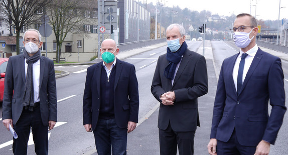 v.l.n.r.: Erster Bürgermeister Wilfried Wallbrecht, Verkehrsminister Winfried Hermann, der Oberbürgermeister der Stadt Esslingen am Neckar, Jürgen Zieger, und der Vizepräsident der IHK-Bezirksversammlung Esslingen, Alexander Kögel