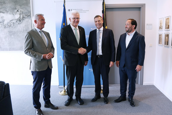 Europa Politische Gespräche in Brüssel von links nach rechts: Innenminister Thomas Strobl, Ministerpräsident Winfried Kretschmann, Botschafter Michael Clauß (Ständiger Vertreter der Bundesrepublik Deutschland bei der Europäischen Union) und Staatssekretär Florian Hassler