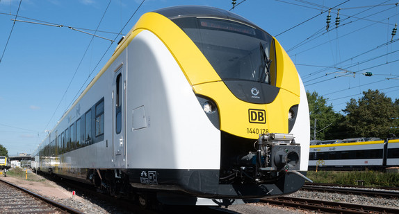 Aussenansicht eines Passagierszuges mit Blick auf den Führerstand des Zuges.