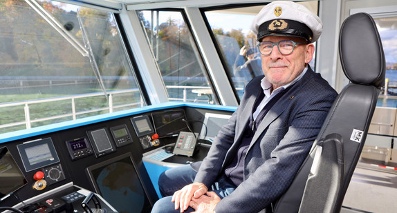 Minister Hermann als Kapitän auf dem E-Schiff MS Insel Mainau