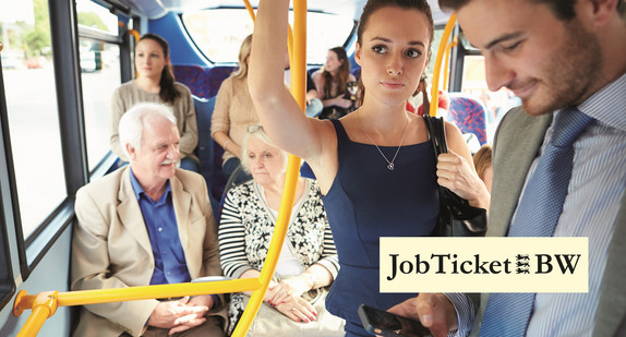 Fahrgäste sitzen und stehen in einem voll besetzten Bus.