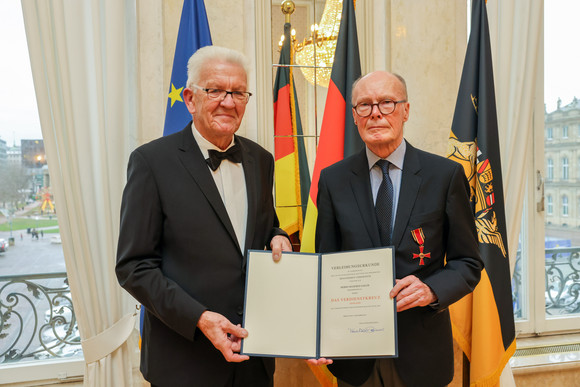Tag des Ehrenamts Kretschmann würdigt besonderes ehrenamtliches Engagement Ministerpräsident Winfried Kretschmann (links) und Manfred Sailer (rechts)