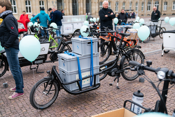 Elektromobilität Größte E-Lastenrad-Flotte 2018 in Stuttgart versammelt Größte E-Lastenrad-Flotte 2018 in Stuttgart versammelt. Bilderquelle: Ministerium für Verkehr BW, Daniel Mühlebach