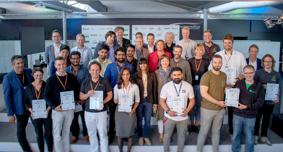 Verkehrsminister Winfried Hermann mit der Jury, den Finalisten und Preisträgern des Start-up Award 2019 sowie den Veranstaltern des e4 TESTIVAL (Fotografin: Kira Chaparro, Bildrechte: ©JU-KNOW GmbH)