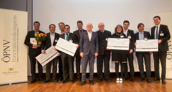 Die vier Preisträger des ÖPNV-Innovationspreises mit Verkehrsminister Hermann (Bilderquelle: Uwe Nüssle/nuewa Fotodesign)