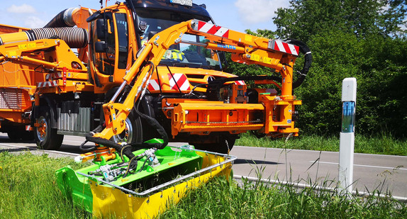 Gerätträger der Straßenmeistereien mit insektemfreundlichem Mähkopfmodell beim Einsatz im Bankett