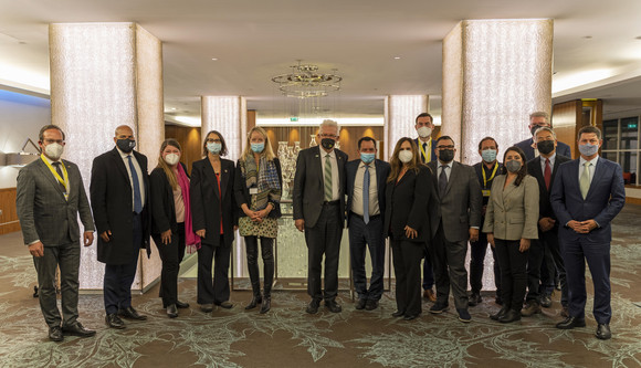Auslandsreise Delegationsreise nach Schottland und England Gruppenbild mit Ministerpräsident Winfried Kretschmann (Mitte) und dem Sprecher und Abgeordneten des Kalifornischen Unterhauses