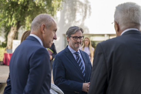 Europa Kretschmann auf Delegationsreise in Spanien Ministerpräsident Winfried Kretschmann (rechts) im Gespräch mit einem Vertreter der spanischen Delegation in Sevilla.