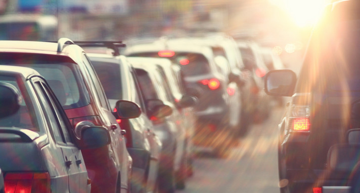 Stau in der Stadt zur Hauptverkehrszeit