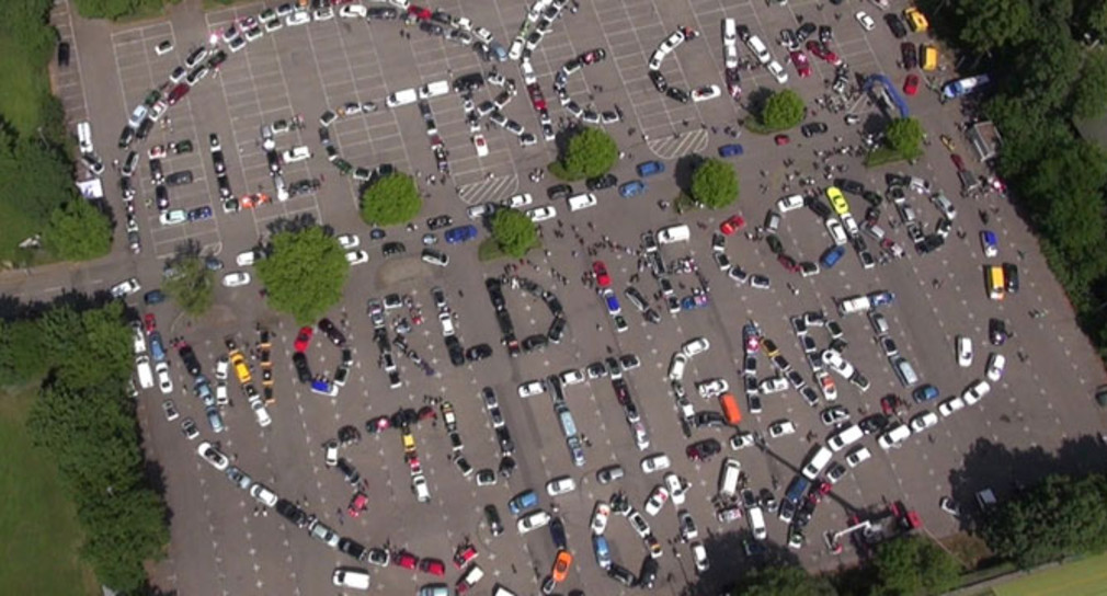 Elektrofahrzeug Weltrekord am 31. Mai 2014 in Stuttgart. Luftaufnahme nach der Parade formten die Teilnehmer ein großes Herz mit dem Schriftzug „Electric Car World Record Stuttgart 2014“ (Bild: © e-mobil BW).
