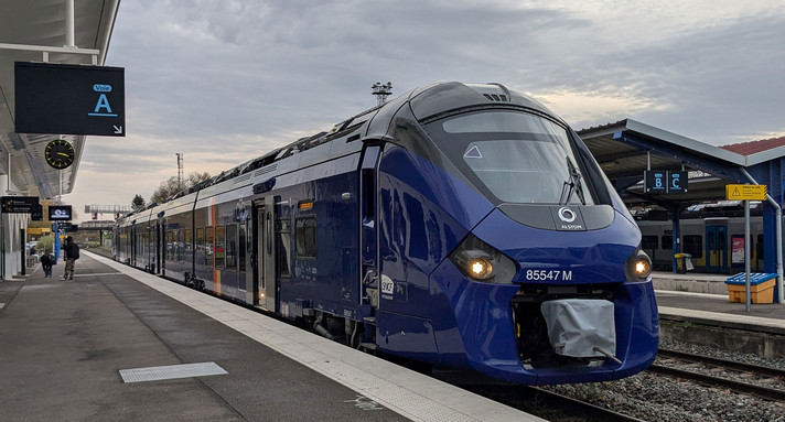 Netz 51 Grenzüberschreitende Verkehre Ein moderner Zug steht an einem Bahnsteig in Frankreich.